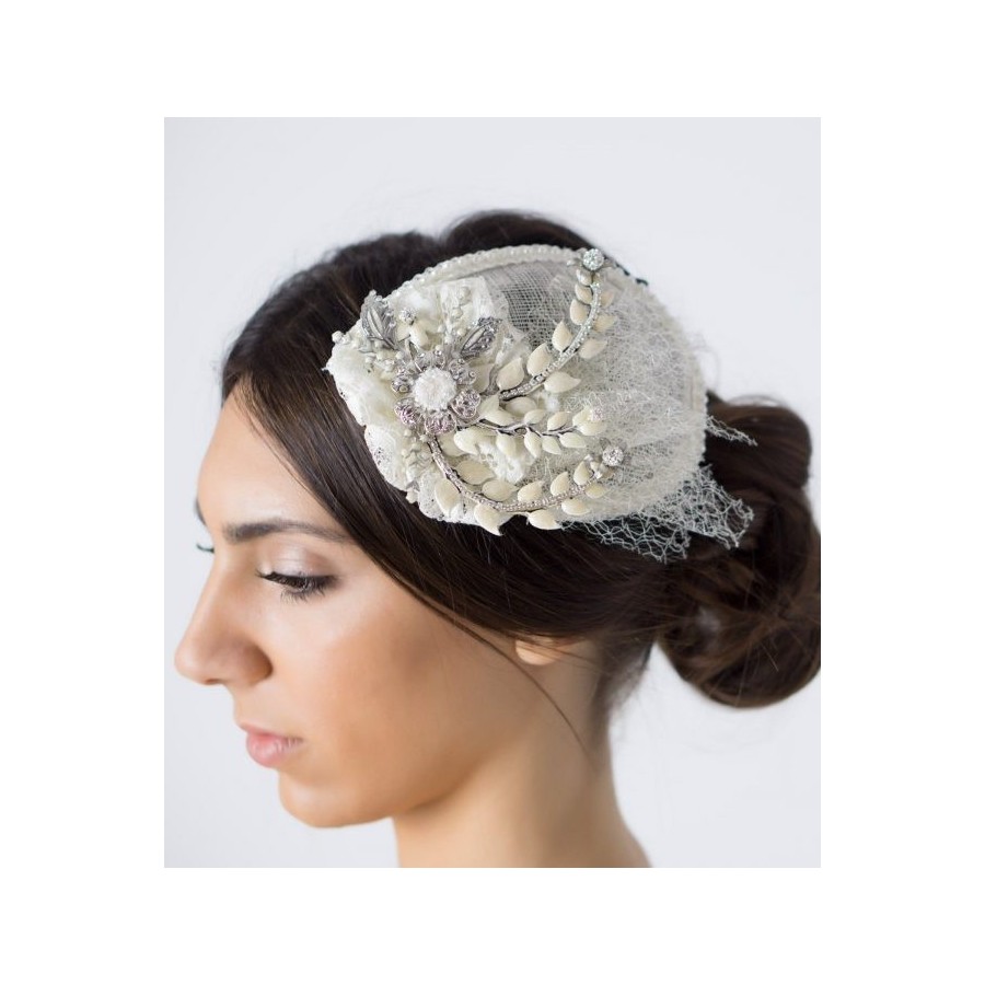 Tocado de novia con nácar, redecilla y piedras esmaltadas