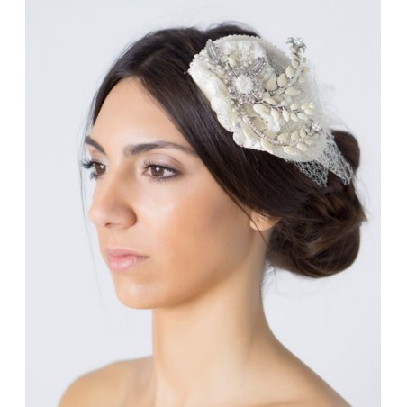 Tocado de novia con nácar, redecilla y piedras esmaltadas