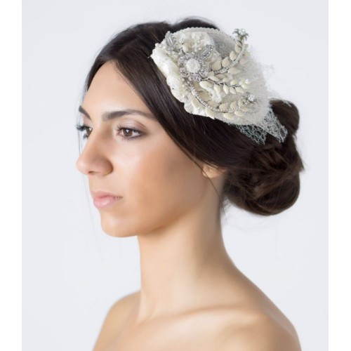 Tocado de novia con nácar, redecilla y piedras esmaltadas