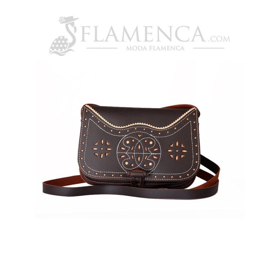 Bolso-bandolera de señora en piel marrón engrasado con fondo beige