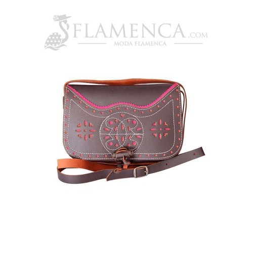 Bolso-bandolera de señora en piel marrón engrasado con fondo fucsia