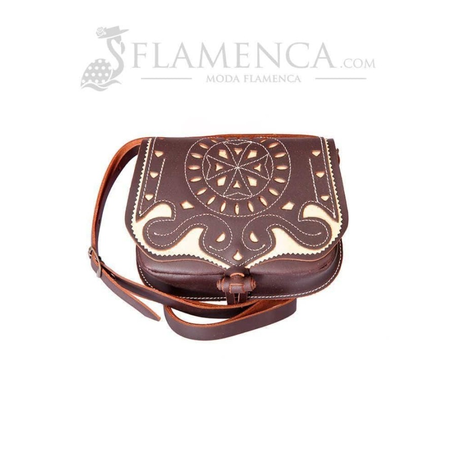 Bolso-bandolera de señora en piel picado marrón engrasado con fondo beige