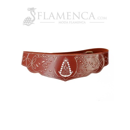 Cinturón fajín de niña en piel picado virgen del rocío marrón con fondo blanco