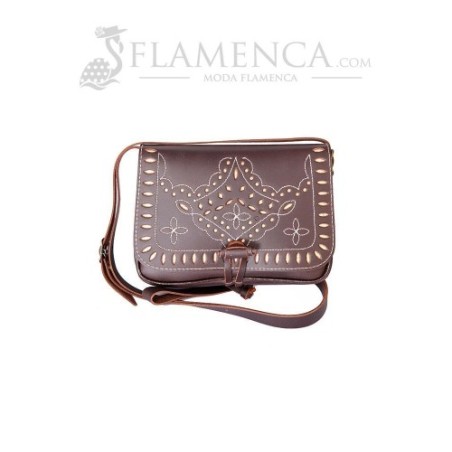 Bolso-bandolera de señora en piel marrón engrasado con fondo beige