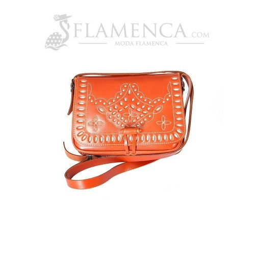 Bolso-bandolera de señora en piel cuero con fondo blanco