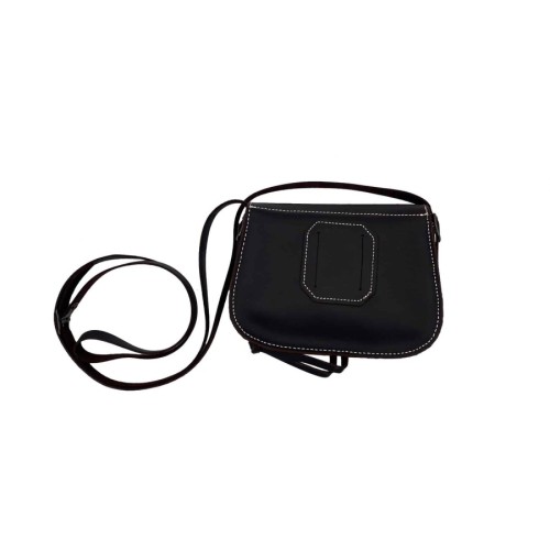 Bolso-bandolera de señora en piel marrón engrasado con fondo beige