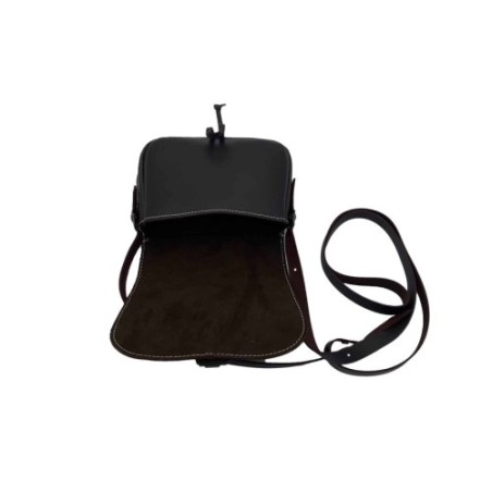 Bolso-bandolera de señora en piel marrón engrasado con fondo beige
