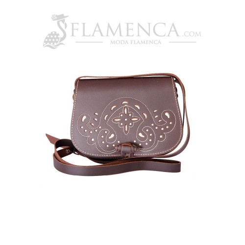 Bolso-bandolera de señora en piel marrón engrasado con fondo blanco Bollullos