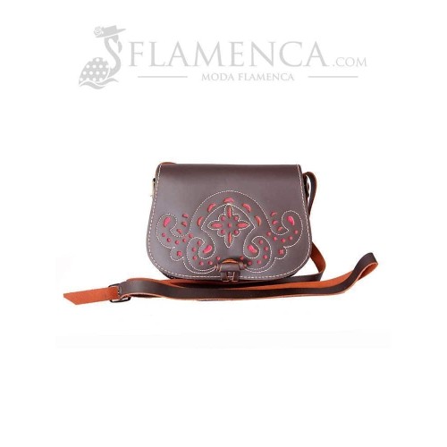 Bolso-bandolera de señora en piel marrón engrasado con fondo fucsia