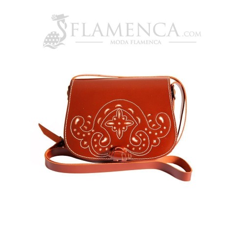 Bolso-bandolera de señora en piel marrón con fondo blanco Bollullos