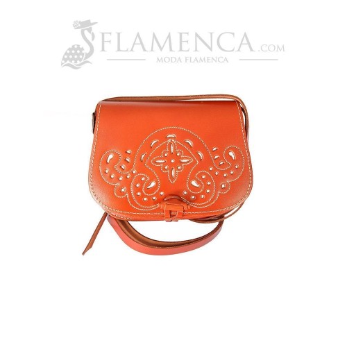 Bolso-bandolera de señora en piel cuero con fondo blanco