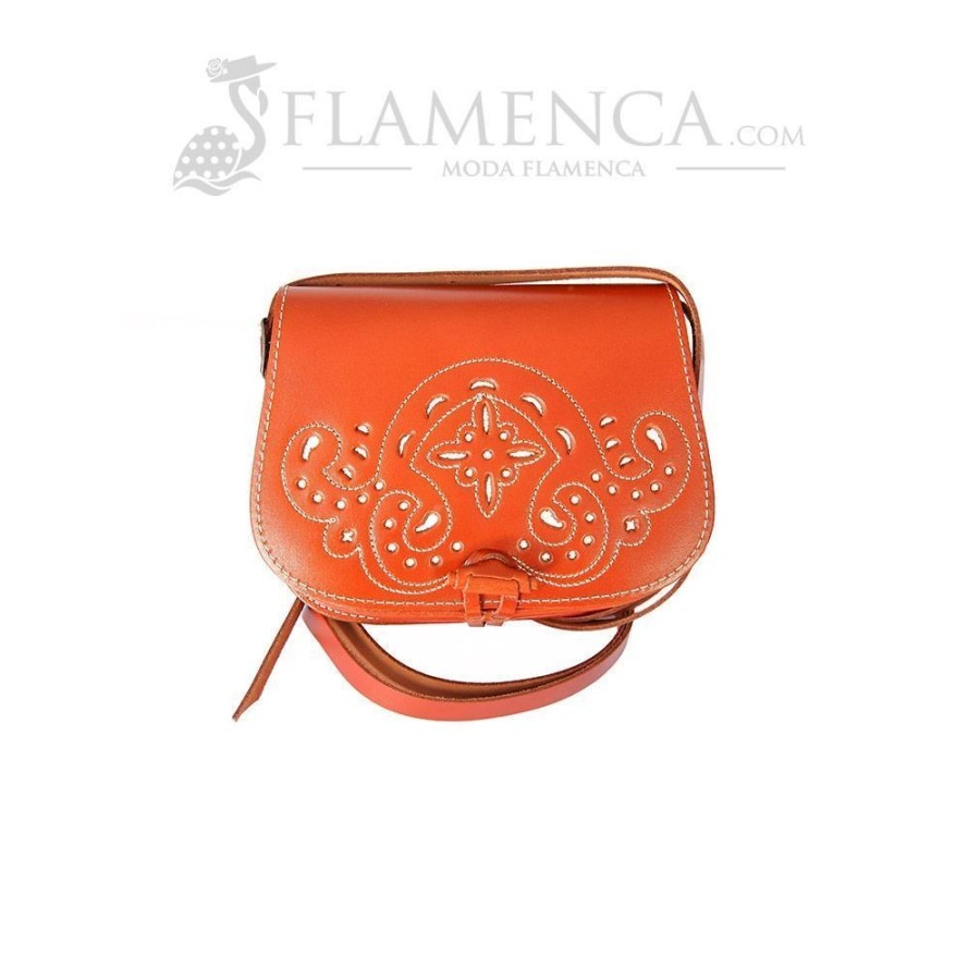 Bolso-bandolera de señora en piel cuero con fondo blanco