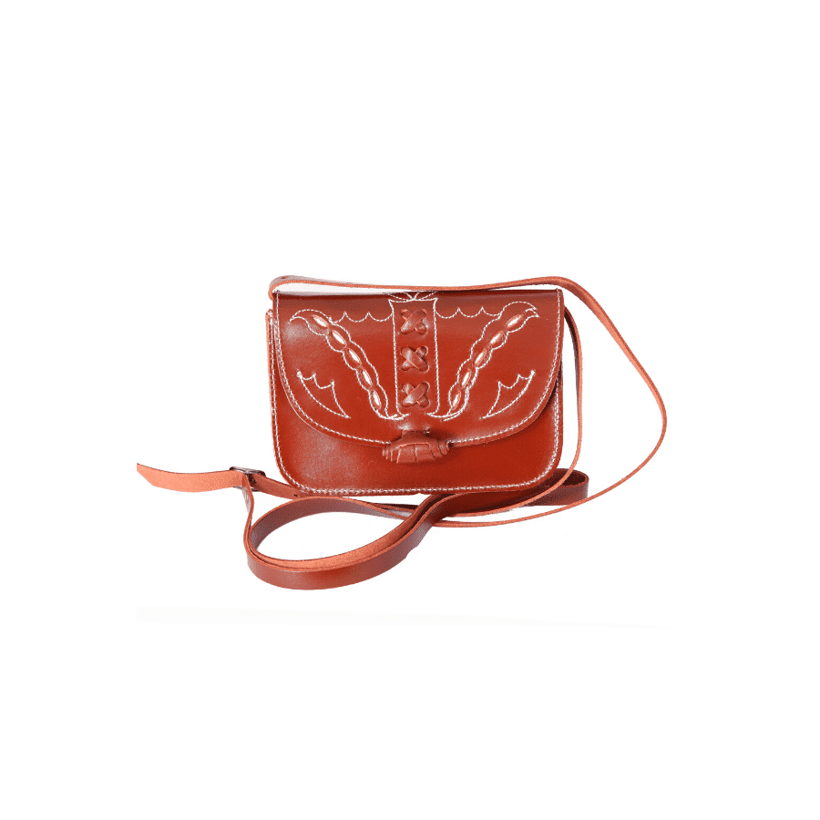Bolso-bandolera de señora en piel marrón con fondo blanco