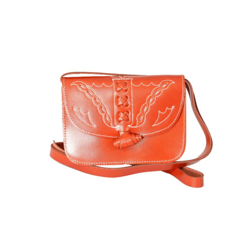 Bolso-bandolera de señora en piel cuero con fondo blanco