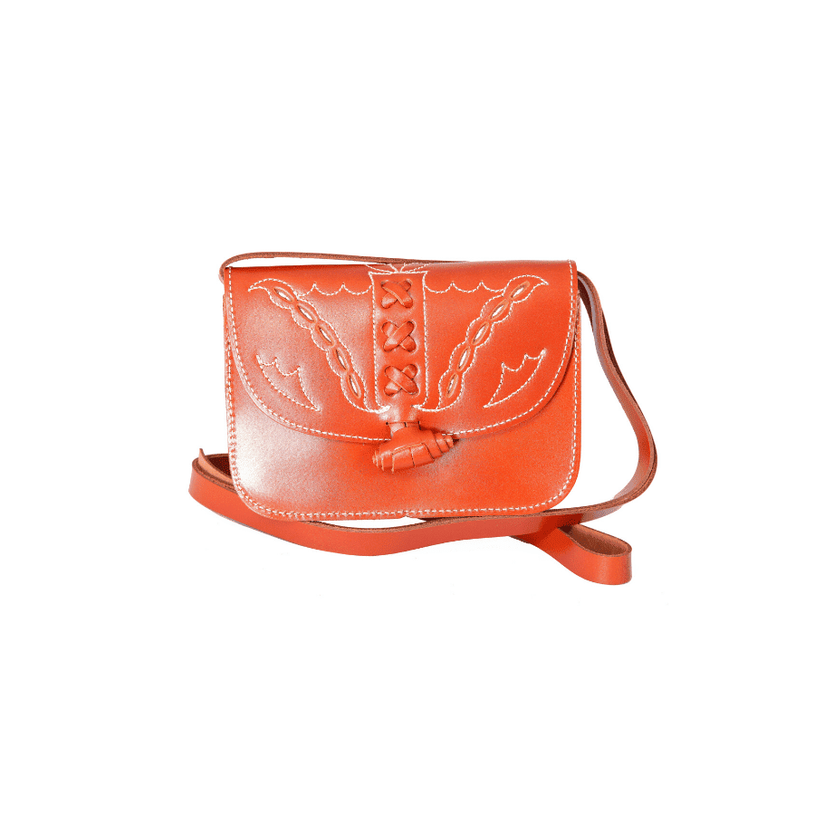 Bolso-bandolera de señora en piel cuero con fondo blanco
