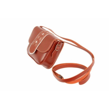 Bolso-bandolera rociero de piel color Marrón con fondo Blanco
