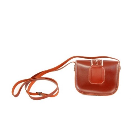 Bolso-bandolera rociero de piel color Marrón con fondo Blanco