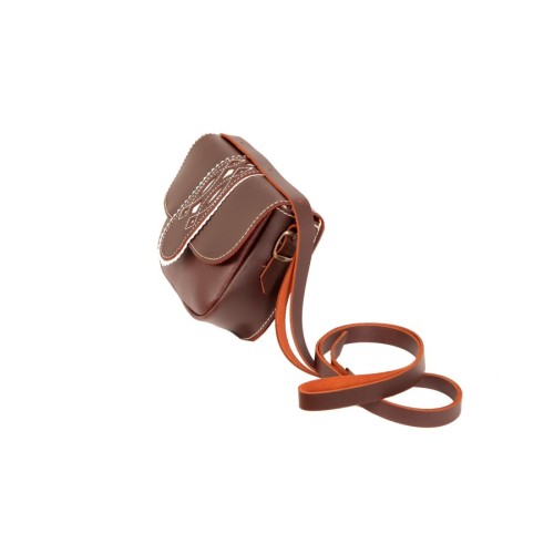 Bolso-bandolera rociero de piel color Engrasado con fondo Blanco Coria