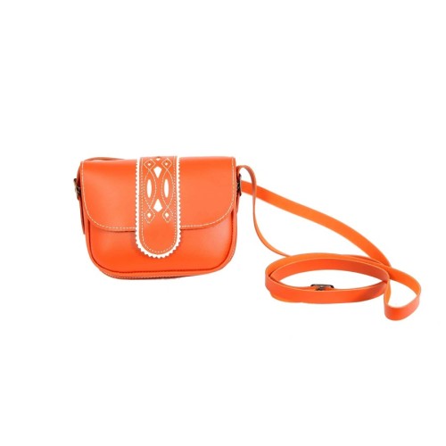 Bolso-bandolera rociero de piel color Cuero con fondo Blanco Coria