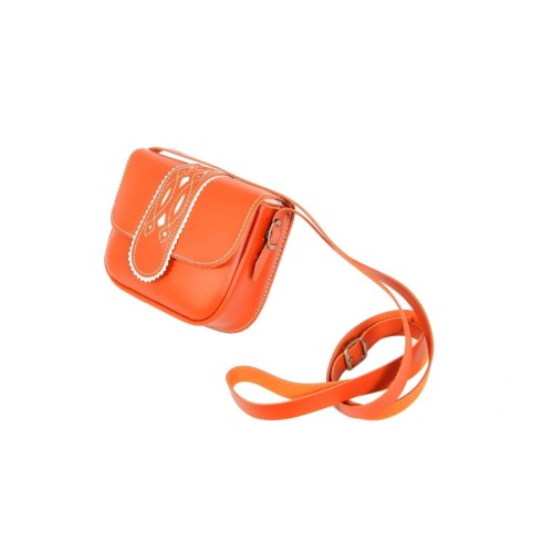 Bolso-bandolera rociero de piel color Cuero con fondo Blanco Coria