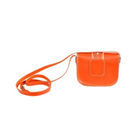 Bolso-bandolera rociero de piel color Cuero con fondo Blanco Coria