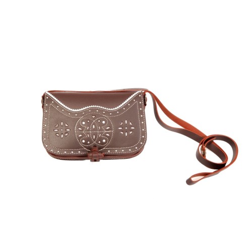 Bolso-bandolera rociero de piel color Engrasado con fondo Blanco