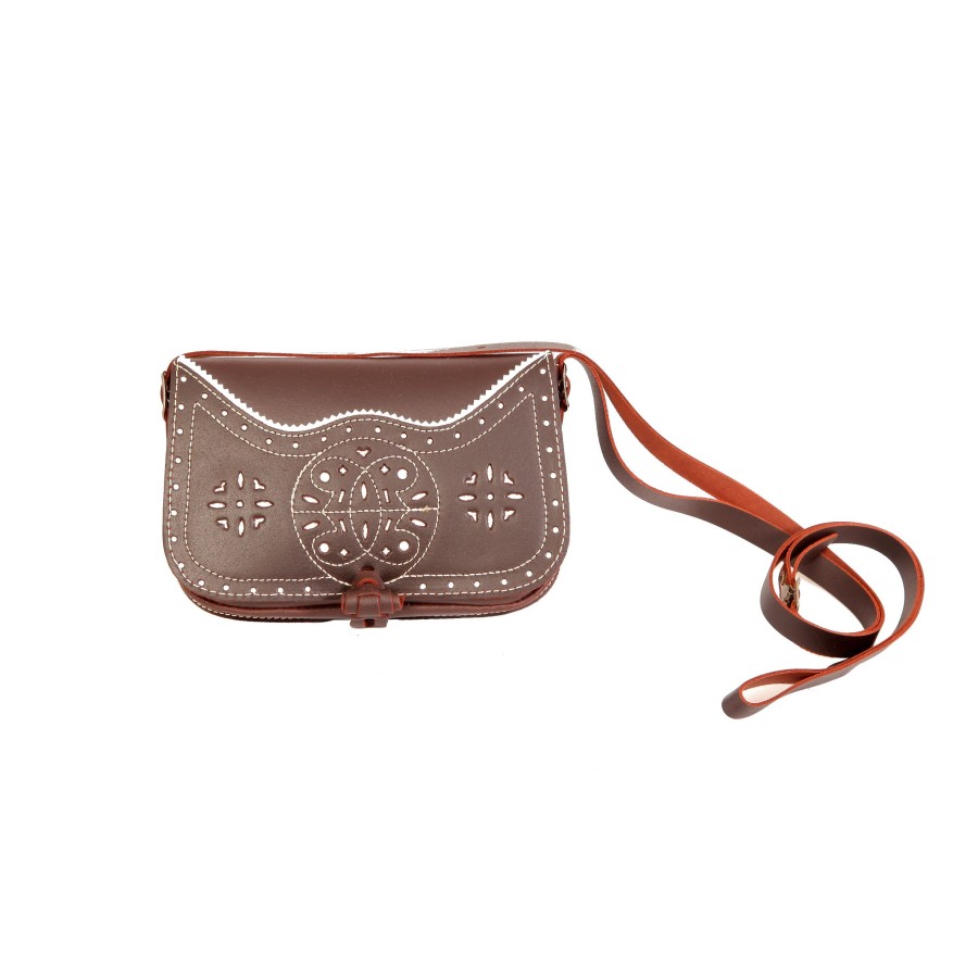 Bolso-bandolera rociero de piel color Engrasado con fondo Blanco