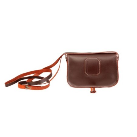 Bolso-bandolera rociero de piel color Engrasado con fondo Blanco