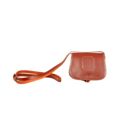 Bolso-bandolera para el Rocío en piel color Marrón con fondo Blanco
