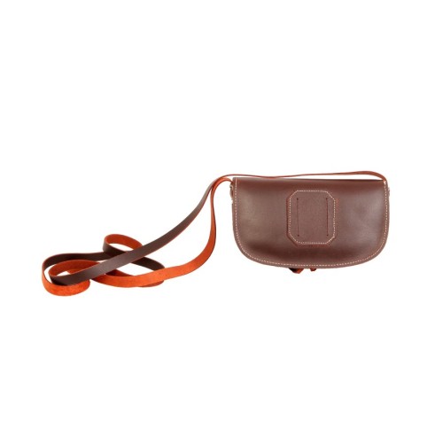 Bolso-bandolera de piel color Marrón Engrasado con fondo Blanco