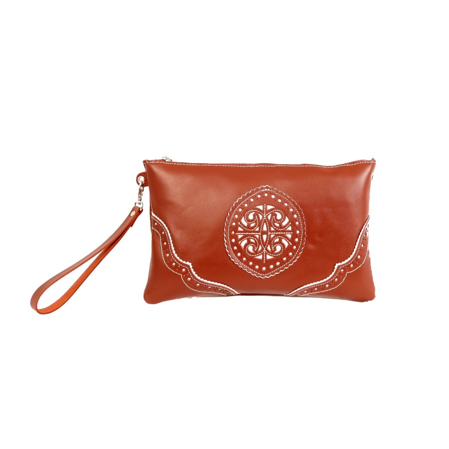 Bolso de mano rociero en piel color Marrón con fondo Blanco