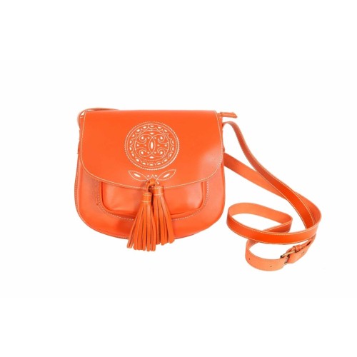 Bolso de piel color Cuero en fondo Blanco con borlas Valverde