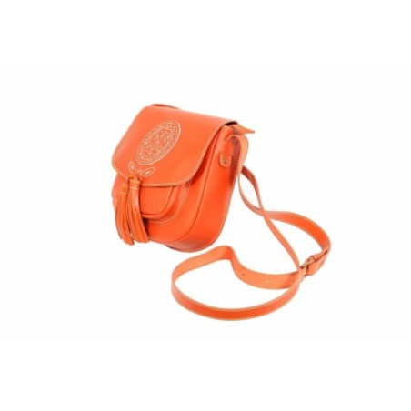 Bolso de piel color Cuero en fondo Blanco con borlas Valverde