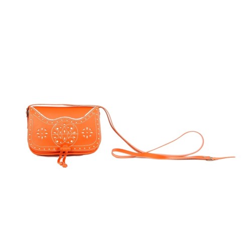 Bolso-bandolera rociero de piel color Cuero con fondo Blanco