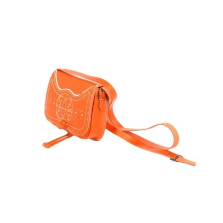 Bolso-bandolera rociero de piel color Cuero con fondo Blanco