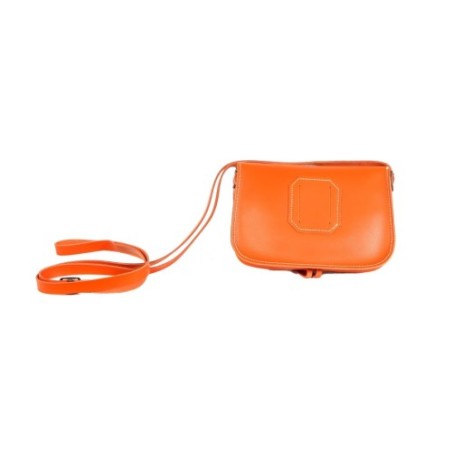 Bolso-bandolera rociero de piel color Cuero con fondo Blanco