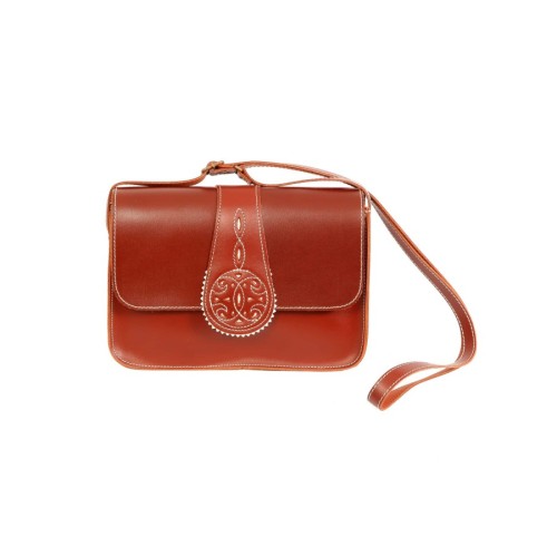 Bolso de piel color Marrón en fondo Blanco