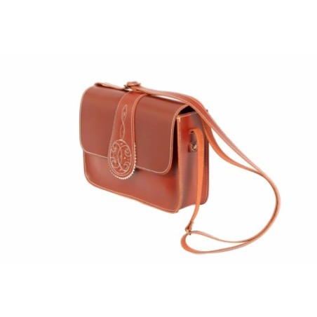 Bolso de piel color Marrón en fondo Blanco