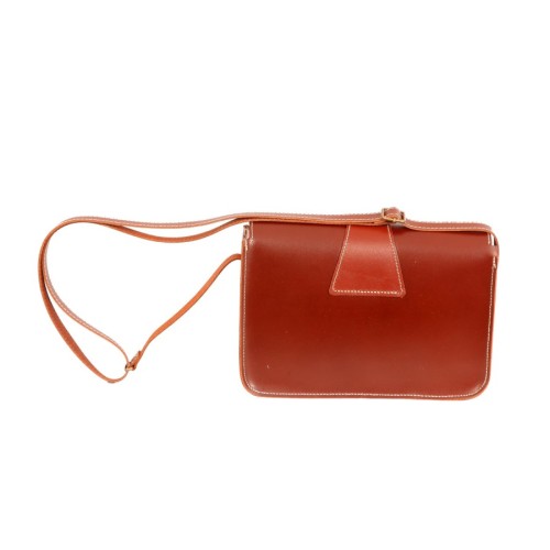 Bolso de piel color Marrón en fondo Blanco