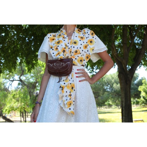 Bolso-bandolera de piel color Marrón Engrasado con fondo Blanco