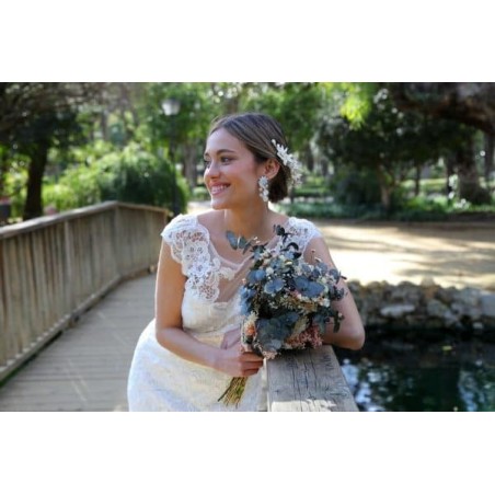 Pendientes de novia de aspecto floral blanco y plateado con cristal de Swarosvki